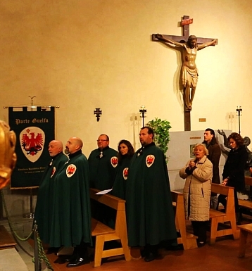 Parte Guelfa messa di san carlo Borromeo 2016 con rito ambrosiano confratelli consorelle gonfalone 1