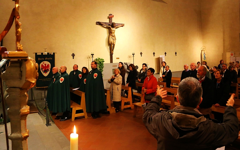 Parte Guelfa messa di san carlo Borromeo 2016 con rito ambrosiano confratelli consorelle gonfalone 2