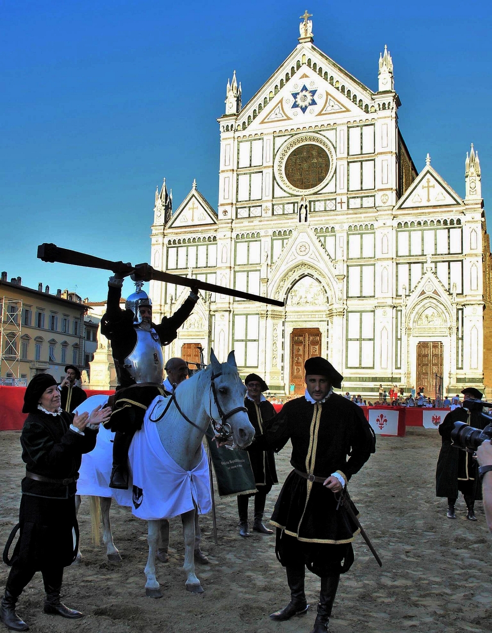 Parte Guelfa Giostra del Giglio 2017 il capitano di Santo Spirito Gandolfo Ventimiglia alza la lancia guelfa in Piazza Santa Croce