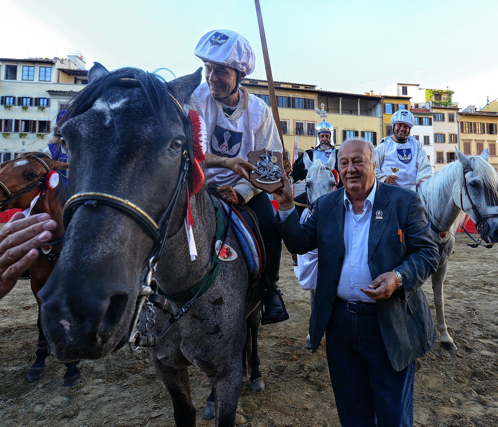 Parte Guelfa Giostra del Giglio 2017 miglior giostratore Andrea Cherici cavaliere di Santo Spirito premiato da Goffredo Pasquini dirigente FISE