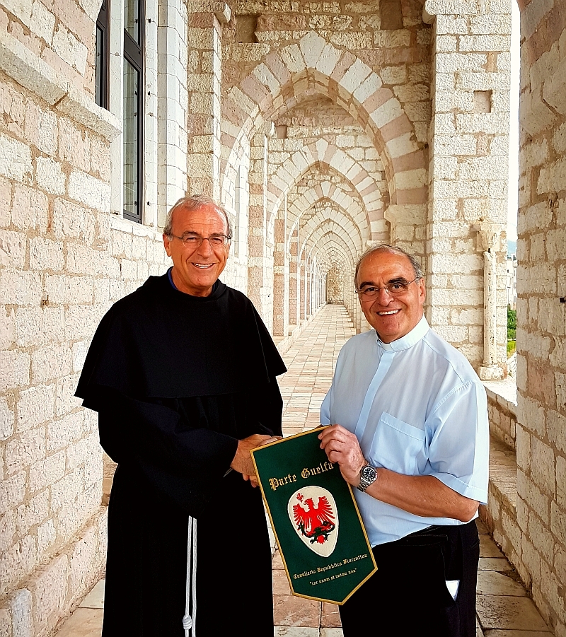 Parte Guelfa Assisi Pellegrinaggio 2017 Fra Domenico Paoletti Vicario Custode Sacro Convento di Assisi Monsignor Vasco Giuliani rettore di Orsanmichele e San Carlo a Firenze