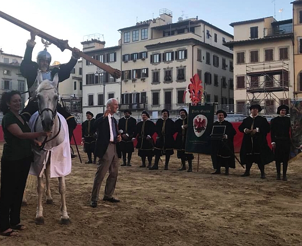 Parte Guelfa Giostra del Giglio 2018 magnifico messere Franco Lucchesi consegna Lancia Guelfa a Gandilfo Ventimiglia Capitano Santo Spirito