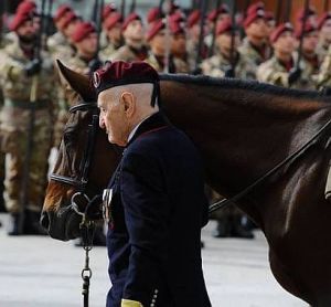 Parte Guelfa Savoia Cavalleria Giancarlo Cioffi Reduce Russia cerimonia cavallo scosso small